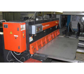 Рубка листа металлического гильотиной