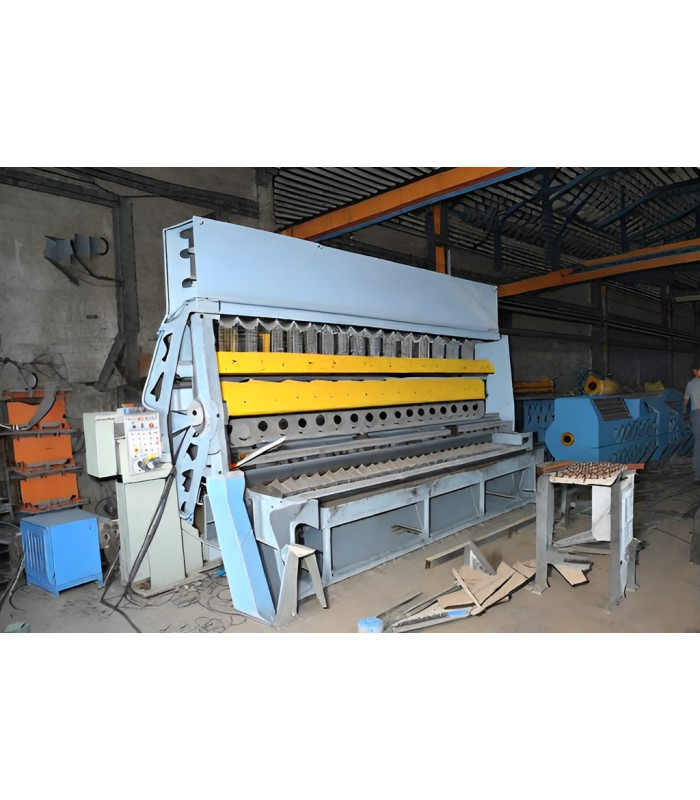 Рубка листа металлического гильотиной