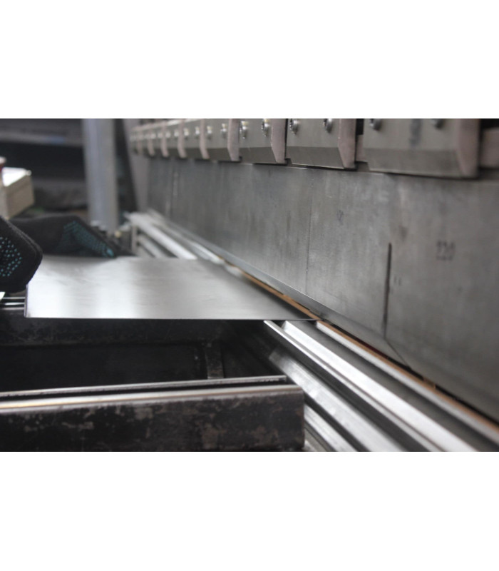 Рубка листа металлического гильотиной